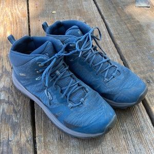 Great condition women’s or young women’s Keen hiking boots.